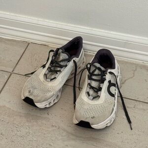 On cloud CLOUD MONSTER women's 9 White and Black Athletic Shoes